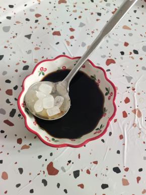 碗中放入一大勺料酒，两大勺生抽，一大勺老抽，6颗冰糖搅拌均匀调成料汁儿！