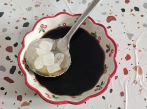 碗中放入一大勺料酒，两大勺生抽，一大勺老抽，6颗冰糖搅拌均匀调成料汁儿！