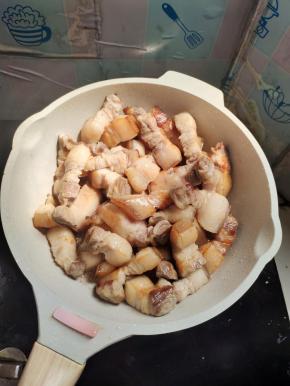 将切好的五花肉下锅，不用放油，慢慢煸炒出油脂！