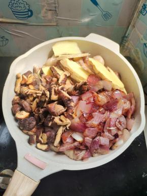 炒出香味儿后，倒入洋葱，干香菇，几片生姜！继续炒香！