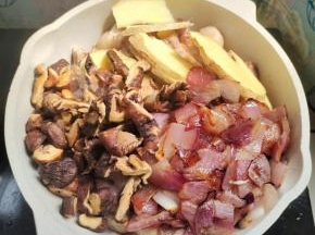 炒出香味儿后，倒入洋葱，干香菇，几片生姜！继续炒香！