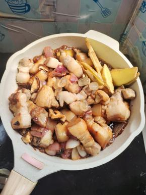 倒入调好的料汁儿翻炒均匀！