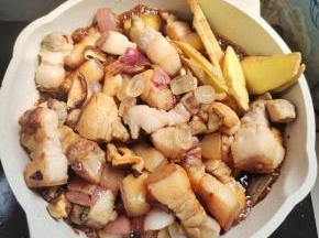 倒入调好的料汁儿翻炒均匀！