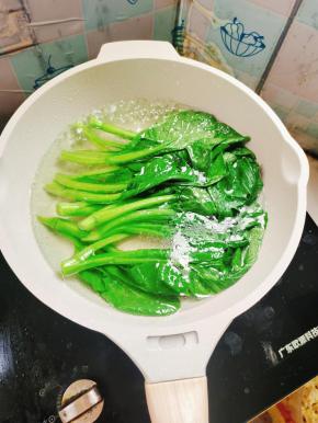 水开，放入一勺盐，少许油，放入青菜焯水一分钟！捞出控干水分备用！（青菜焯水的时候放入适量的盐和油，可以保持青菜颜色碧绿！）