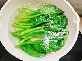 水开，放入一勺盐，少许油，放入青菜焯水一分钟！捞出控干水分备用！（青菜焯水的时候放入适量的盐和油，可以保持青菜颜色碧绿！）