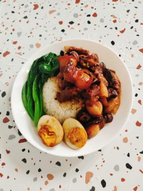 舀上软烂喷香的卤肉，淋上汤汁儿。摆上几颗焯好水的青菜，对半切开的卤蛋！吃的时候拌一拌，让每一粒米饭都吸透汤汁，看着就忍不住流口水！