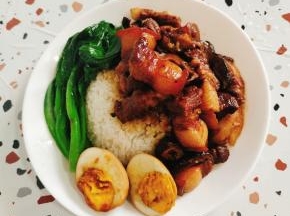 舀上软烂喷香的卤肉，淋上汤汁儿。摆上几颗焯好水的青菜，对半切开的卤蛋！吃的时候拌一拌，让每一粒米饭都吸透汤汁，看着就忍不住流口水！