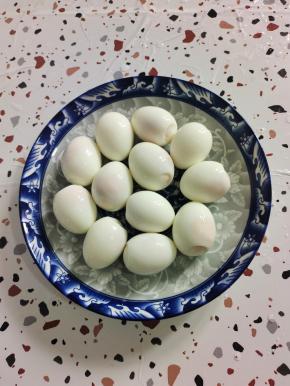 卤肉的时候，我们来把鸡蛋清洗一下，冷水下锅煮开后，再煮8分钟左右。放入冷水中浸泡一会儿，剥掉蛋壳，清洗干净备用！