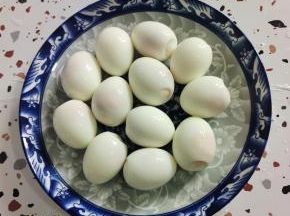 卤肉的时候，我们来把鸡蛋清洗一下，冷水下锅煮开后，再煮8分钟左右。放入冷水中浸泡一会儿，剥掉蛋壳，清洗干净备用！