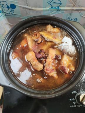 再放入一个平时卤菜用的卤料包！（如果没有卤料包也可以放入八角，桂皮，香叶，草果，良姜！）