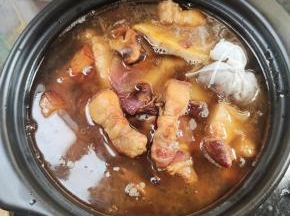 再放入一个平时卤菜用的卤料包！（如果没有卤料包也可以放入八角，桂皮，香叶，草果，良姜！）