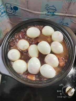 20分钟后，开盖！放入煮好的鸡蛋！