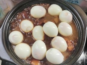 20分钟后，开盖！放入煮好的鸡蛋！