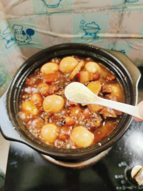 开盖就能闻到很浓的香味，放入一勺鸡精调味！