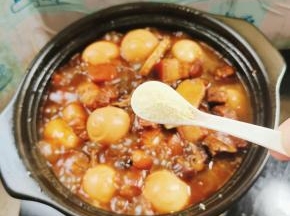 开盖就能闻到很浓的香味，放入一勺鸡精调味！