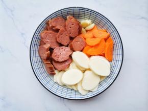 茭白、胡萝卜、红肠切片，大蒜去皮拍扁。