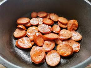 锅热放少许油，放入红肠煎香盛出。