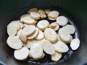 另起锅热油，加入茭白，