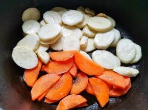 加入胡萝卜翻炒两分钟。