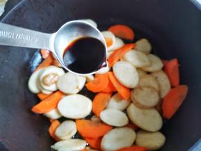 加一勺生抽，一勺盐，