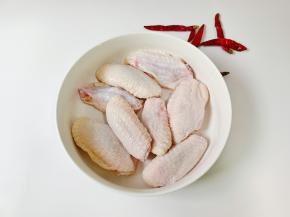 准备好新鲜的鸡翅。