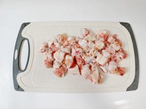 鸡翅先对半剪开，再剪成小块。