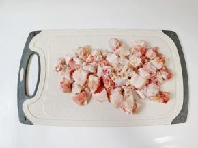 鸡翅先对半剪开，再剪成小块。