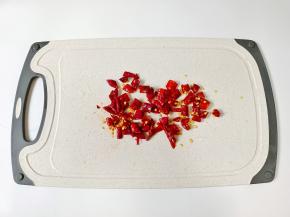 干辣椒提前泡水五分钟，再剪成小段【提前泡水，炸的时候不会焦】