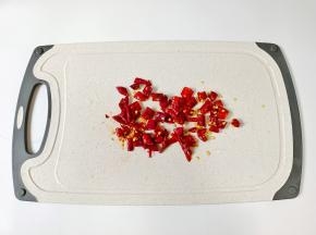 干辣椒提前泡水五分钟，再剪成小段【提前泡水，炸的时候不会焦】