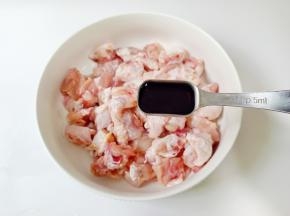 鸡翅放入碗中加生抽一勺。