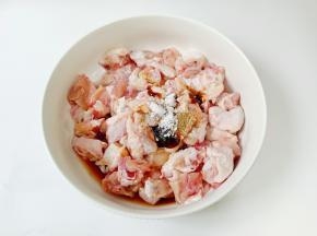 盐半勺，烧烤料半勺。