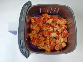 把腌制好的鸡肉平铺在烤网上。