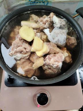 排骨焯好水清洗干净放入锅中，放入适量的水，生姜，料酒，生抽，老抽，两个卤料包，再放入一勺盐增加底味！