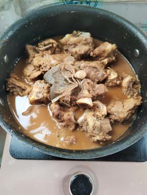 煮25分钟，至排骨脱骨即可！