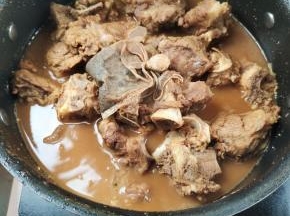 煮25分钟，至排骨脱骨即可！