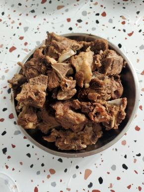 煮好的排骨捞出控干水分，把里面的姜片个卤料包挑出来，扔了不要了！