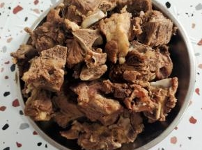 煮好的排骨捞出控干水分，把里面的姜片个卤料包挑出来，扔了不要了！