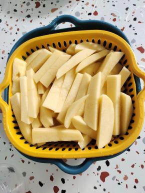 土豆削皮切成指头醋的条，再过几遍水，捞出沥干水分备用！