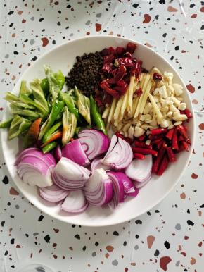 洋葱洗净切成小块，青椒去蒂切成小块。小米辣切成段，生姜切成丝，蒜瓣拍碎切成小块，干辣椒切成段，再备一把花椒！