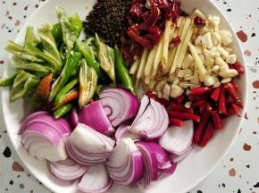 洋葱洗净切成小块，青椒去蒂切成小块。小米辣切成段，生姜切成丝，蒜瓣拍碎切成小块，干辣椒切成段，再备一把花椒！