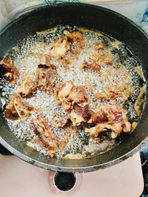 锅烧热，倒入适量的油，烧至七成热，放入煮好的排骨，中火慢炸！