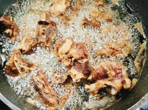 锅烧热，倒入适量的油，烧至七成热，放入煮好的排骨，中火慢炸！