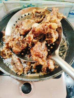 炸至排骨表皮微焦，捞出沥干油分备用！