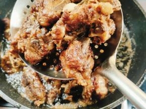 炸至排骨表皮微焦，捞出沥干油分备用！