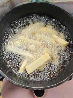 土豆放入锅中中火慢炸！