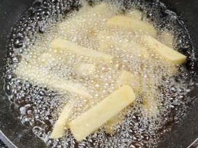土豆放入锅中中火慢炸！