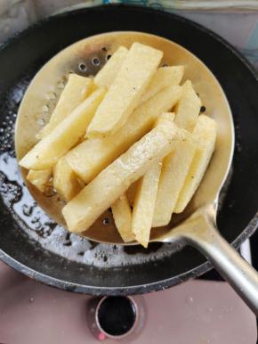 炸至土豆表皮金黄色，能用筷子扎透即可捞出沥干油分备用！