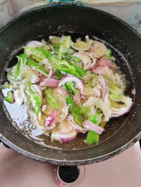 再把洋葱和青椒放入油锅中过一遍油，捞出控干油分备用！