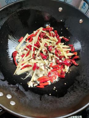 另起锅烧油，放入生姜，蒜瓣，干辣椒和花椒爆香！