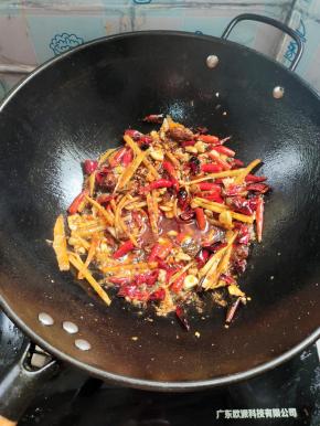 再放入郫县豆瓣酱和火锅底料炒出红油！